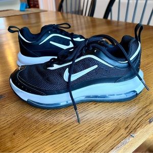 ⭐️ Nike Air Max AP Ladies Trainers Size 6 Black and White